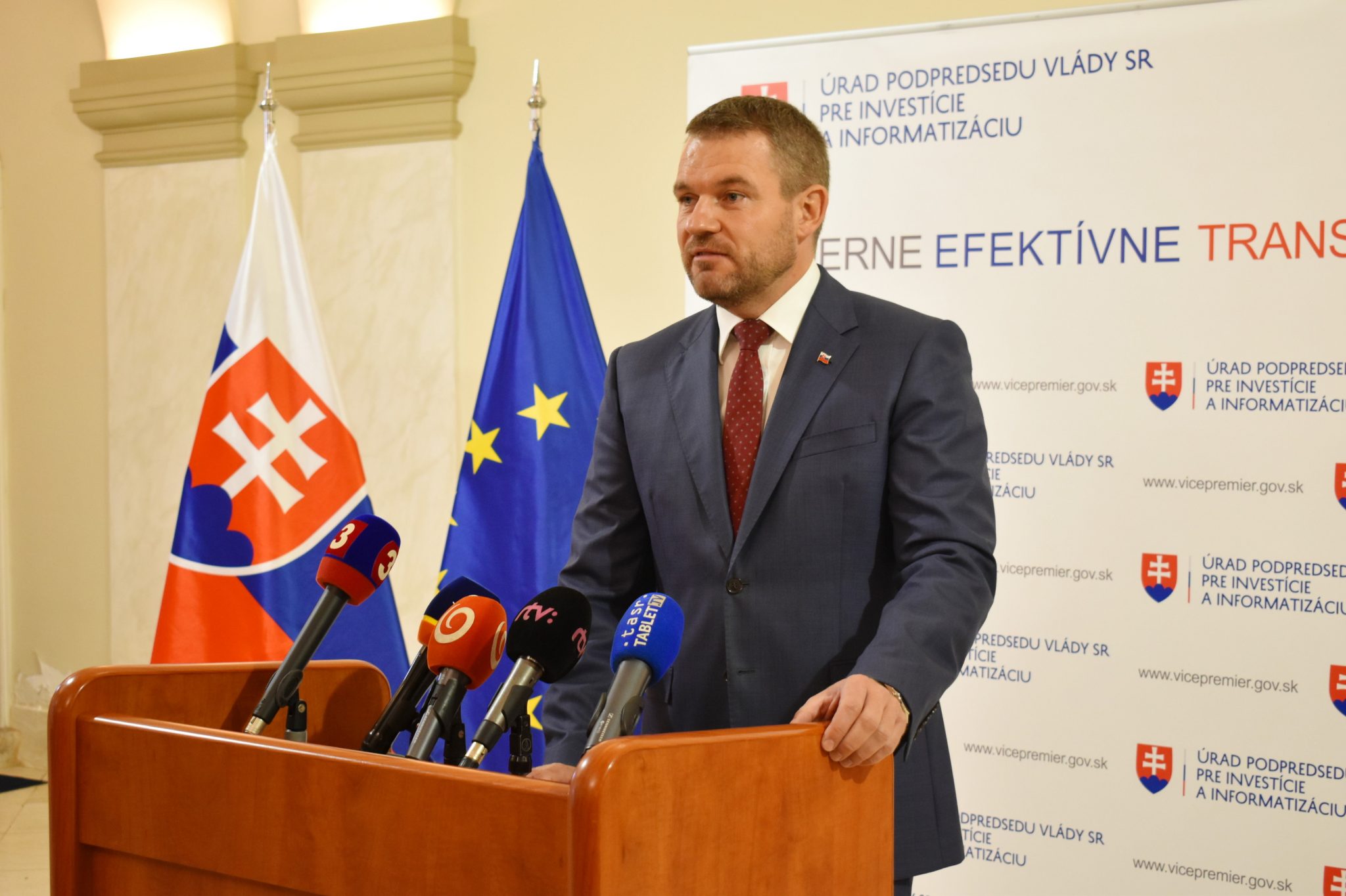 Pellegrini: Ak by mala byť ohrozená bezpečnosť, jediným možným riešením bude zneplatnenie elektronických podpisov v občianskych preukazoch