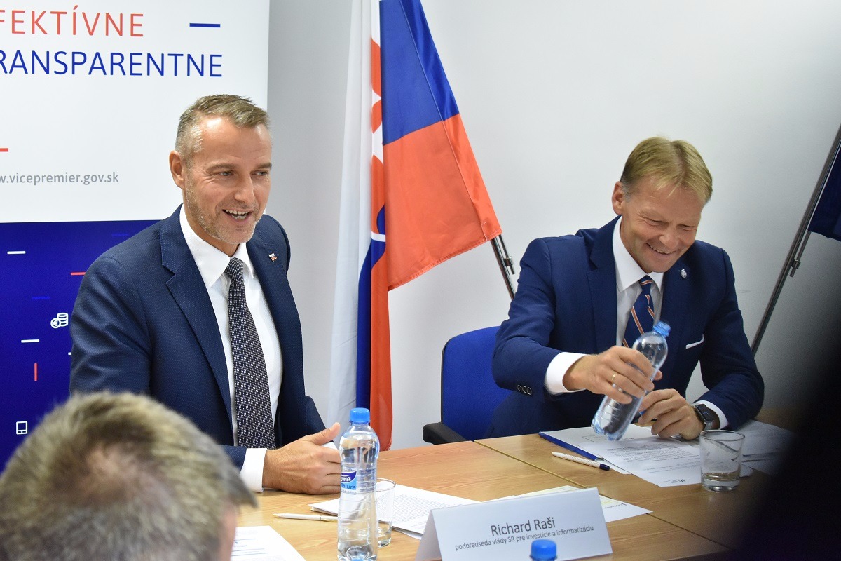 ÚPVII a Európska investičná banka hľadajú možnosti ako priniesť na Slovensko viac investícií