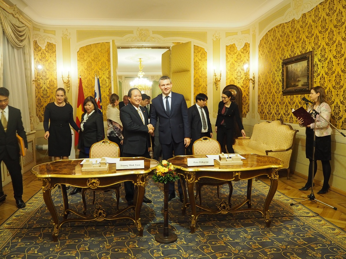 Vicepremiér P. Pellegrini dnes podpísal memorandum, ktorým Slovensko posilní vzťahy s Vietnamom v oblasti IT sféry