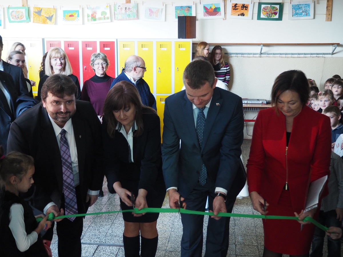 V Slovenskom Grobe bude oddnes navštevovať zrekonštruovanú školu viac žiakov