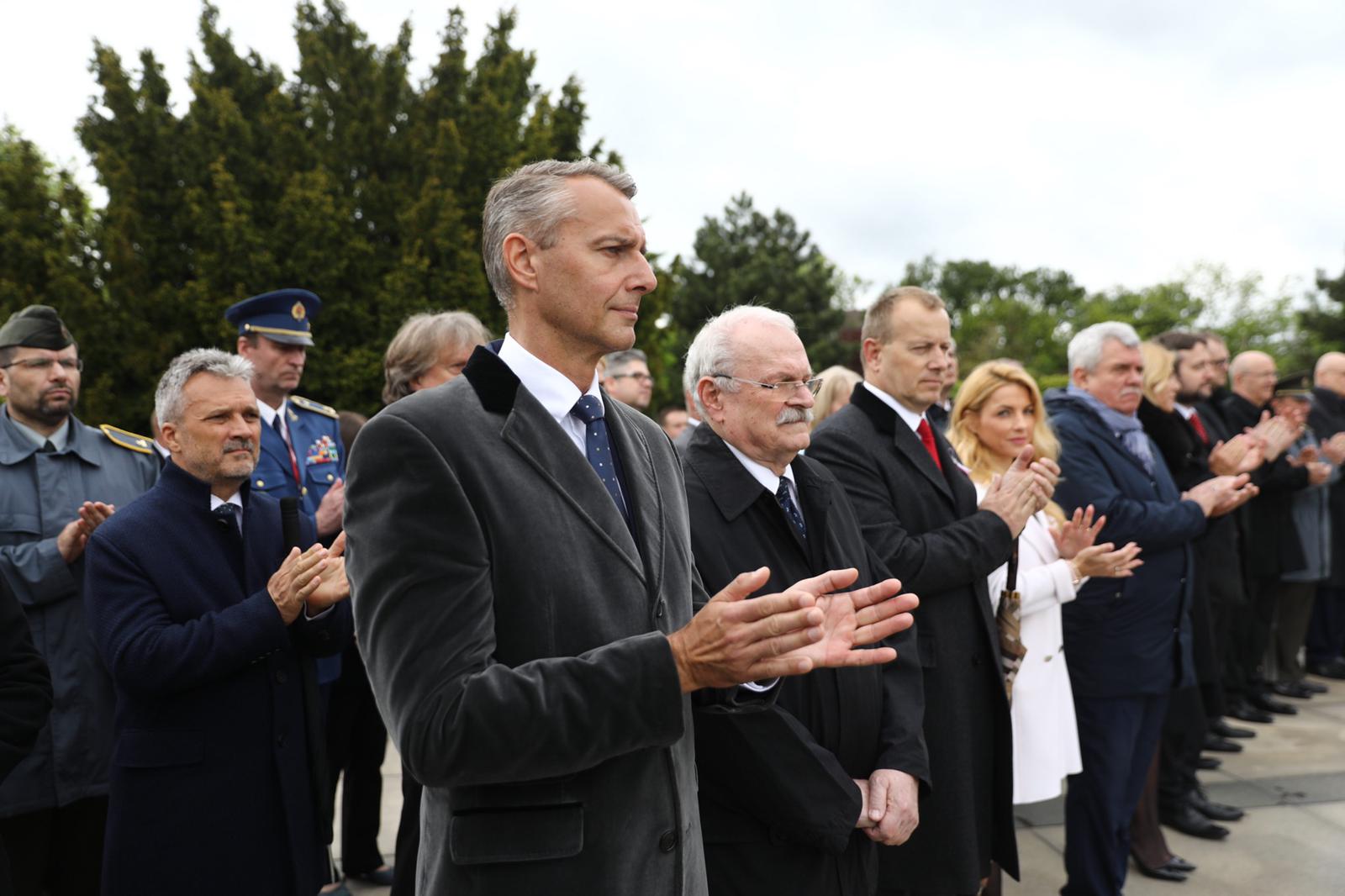 Podpredseda vlády Richard Raši si uctil pamiatku desaťtisícov vojakov, ktorí pred 74 rokmi oslobodili Československo