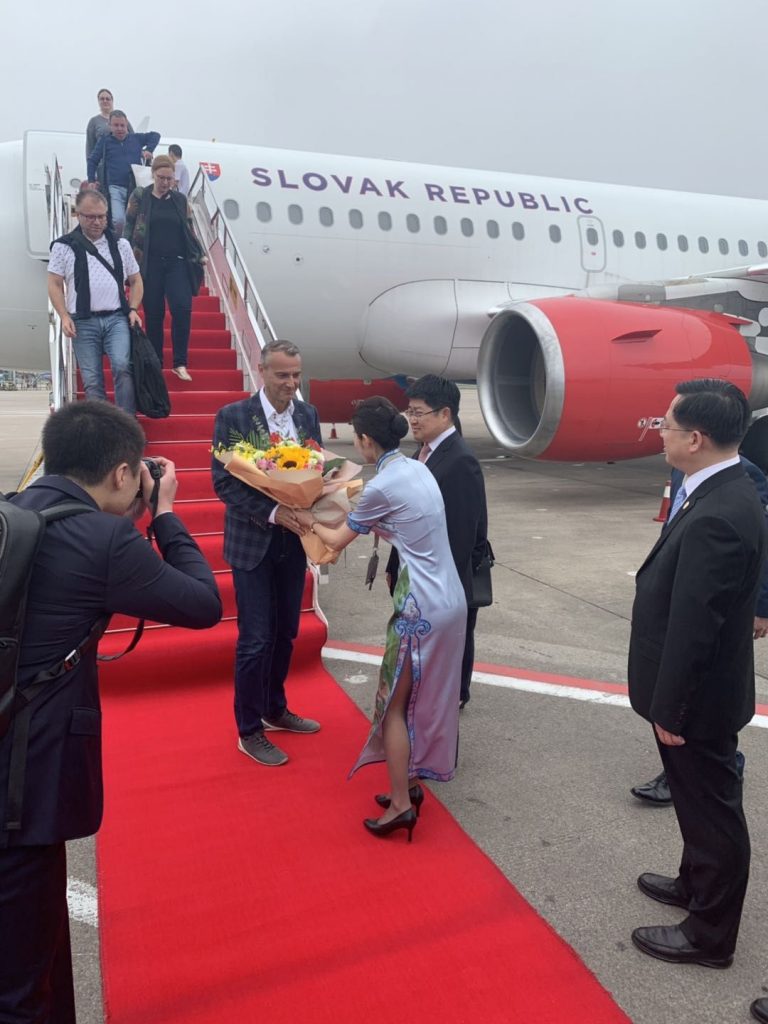 oficiálne privítanie slovenskej delegácie po prílete do Číny