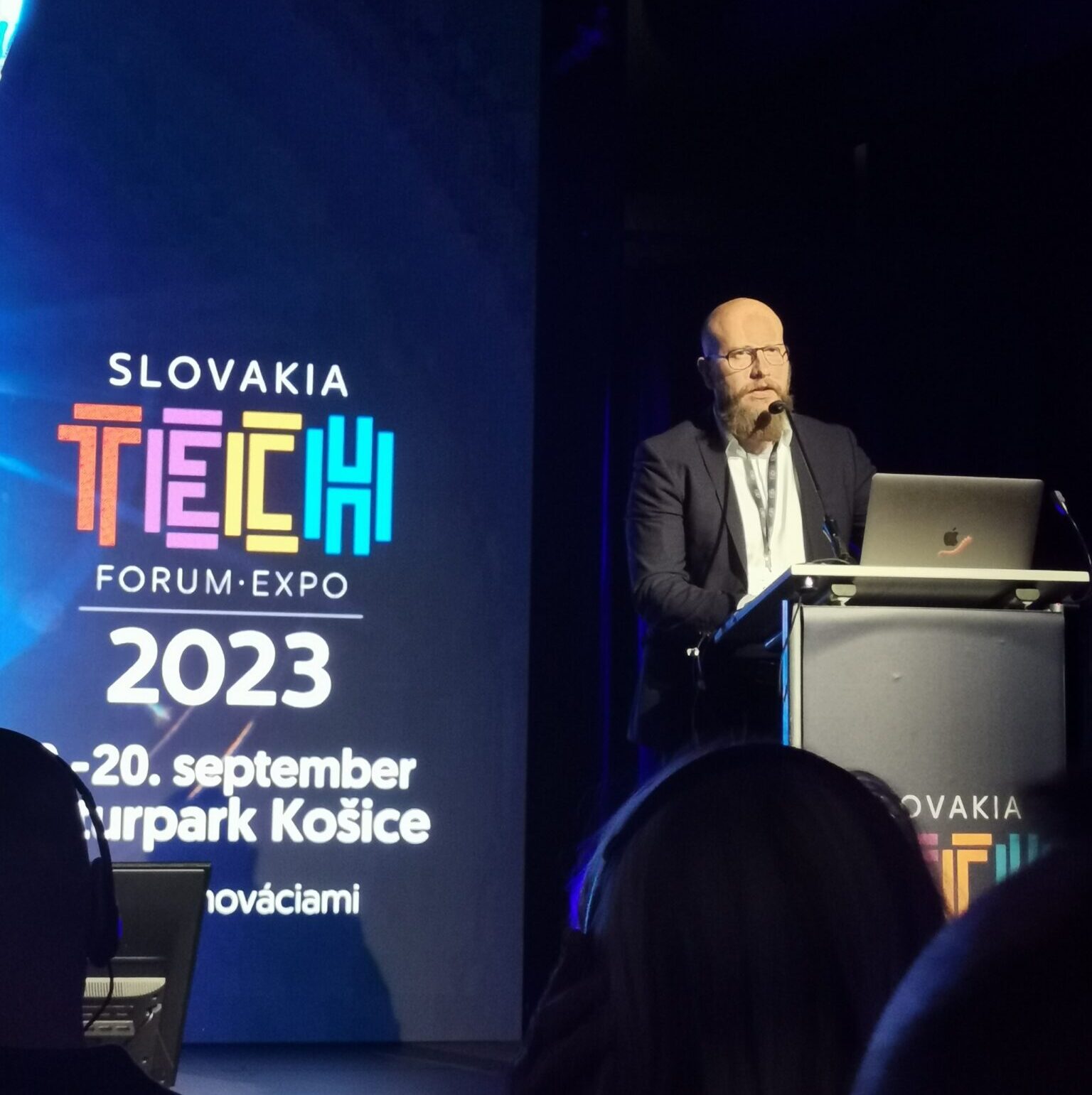 Revolúcia umelej inteligencie je tu – konferenciu SlovakiaTech v Košiciach otvoril štátny tajomník Martin Bezek
