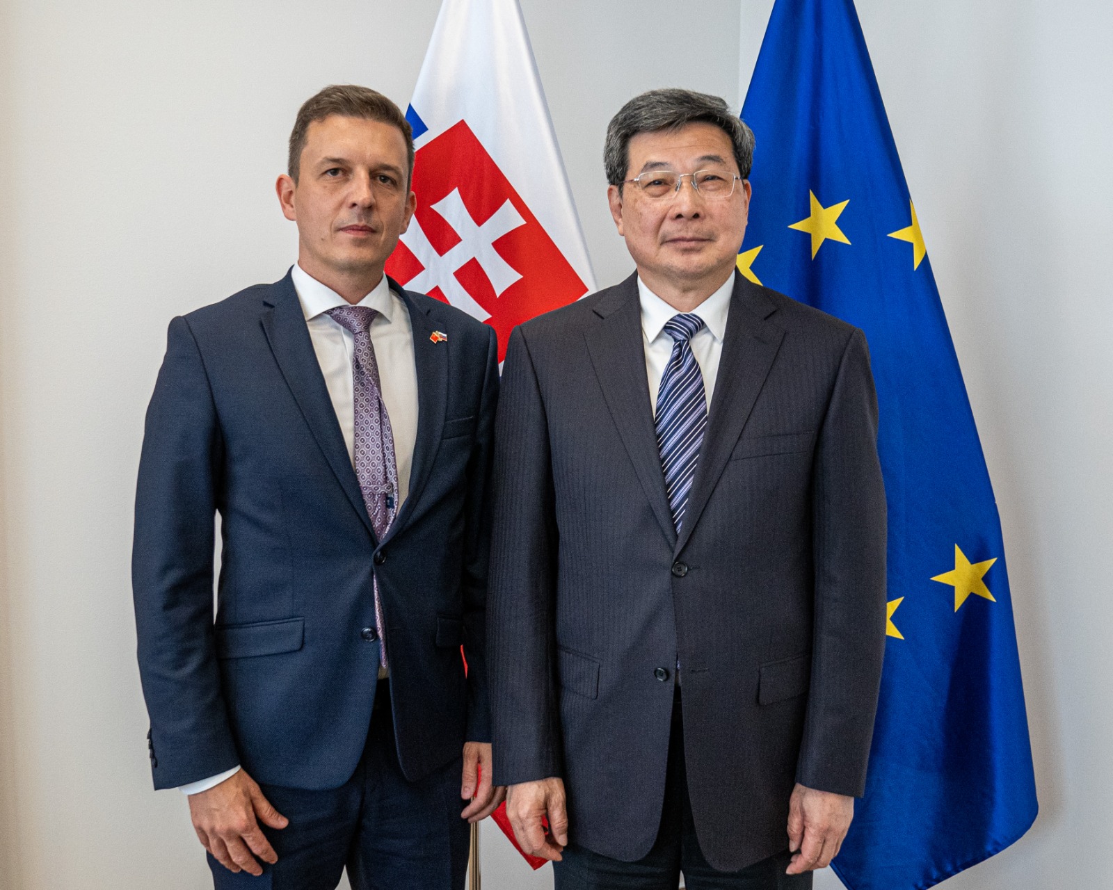 Štátny tajomník MIRRI SR Štefánek prijal čínsku delegáciu: rokovali o umelej inteligencii a spolupráci medzi podnikmi a akademickými inštitúciami