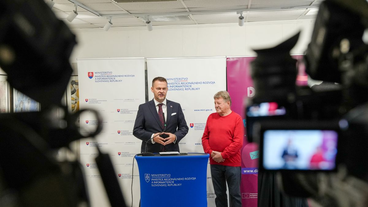 Roadshow 2025 odštartovala v Bratislave: minister Migaľ pozval seniorov, aby sa nebáli digitálneho sveta