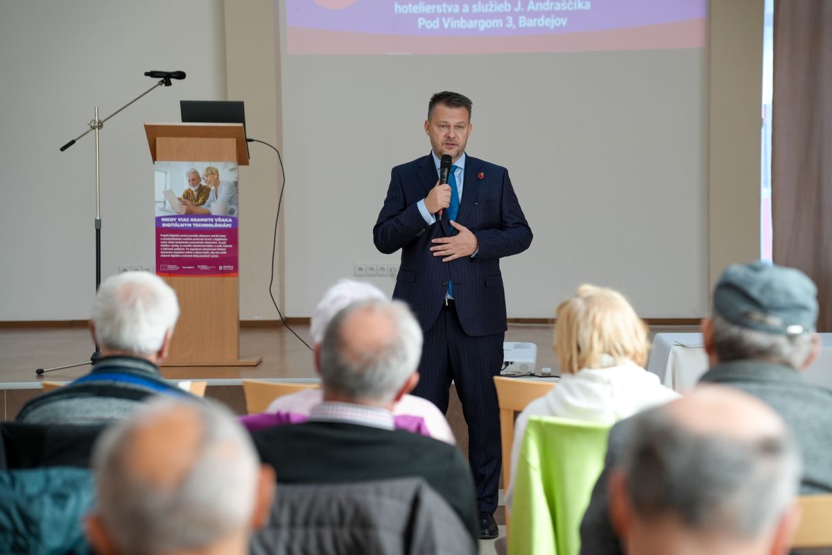 Roadshow Digitálni seniori pokračuje na východe Slovenska: seniorom pomáha zvládnuť digitálny svet