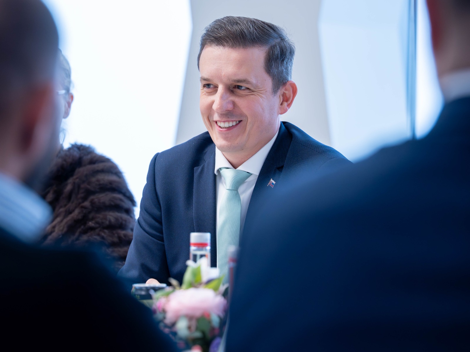 Okrúhle stoly s odborníkmi o veľkých jazykových modeloch aj budovaní AI Factories