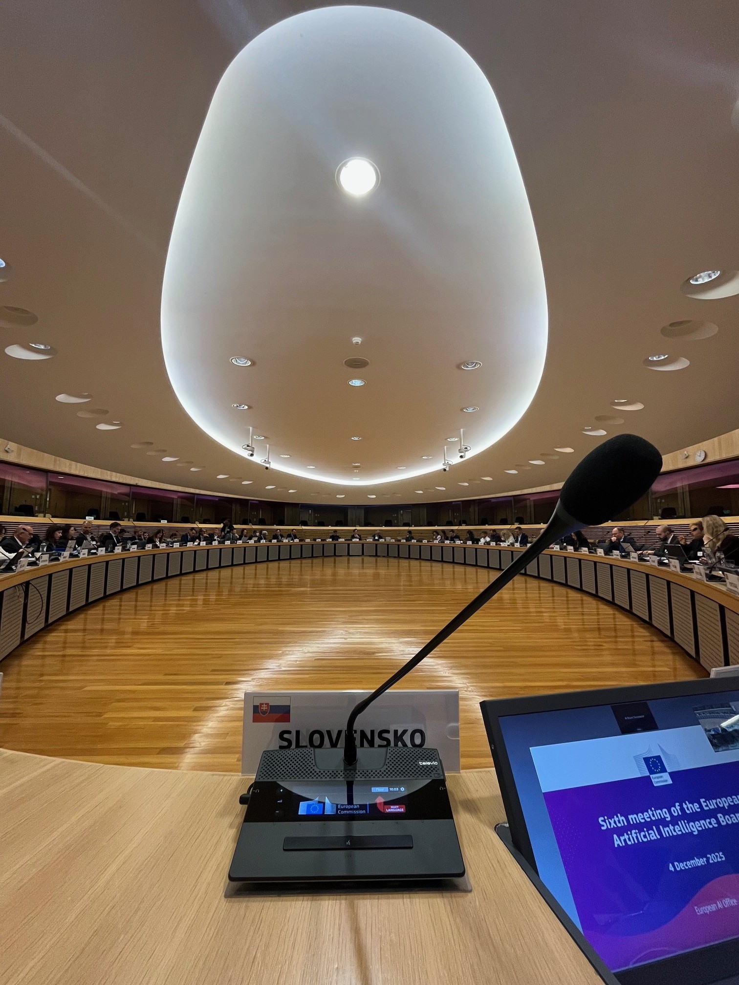 Slovensko víta zjednodušenie digitálneho regulačného rámca EÚ a apeluje na koherentný prístup pri implementácii pravidiel pre umelú inteligenciu