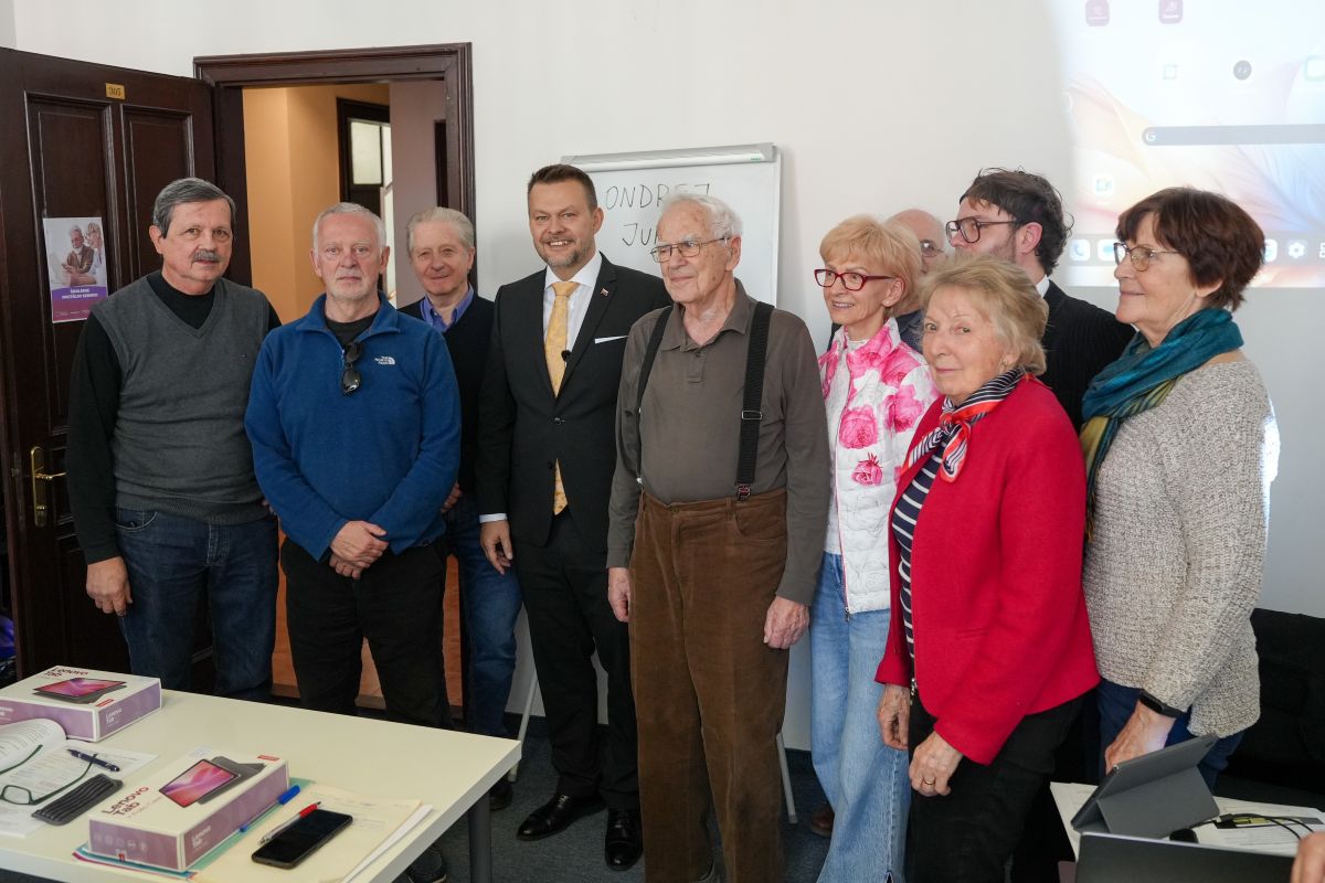 Krok s technológiami držia aj deväťdesiatnici: minister Samuel Migaľ odovzdal tablety ďalším absolventom projektu Digitálni seniori