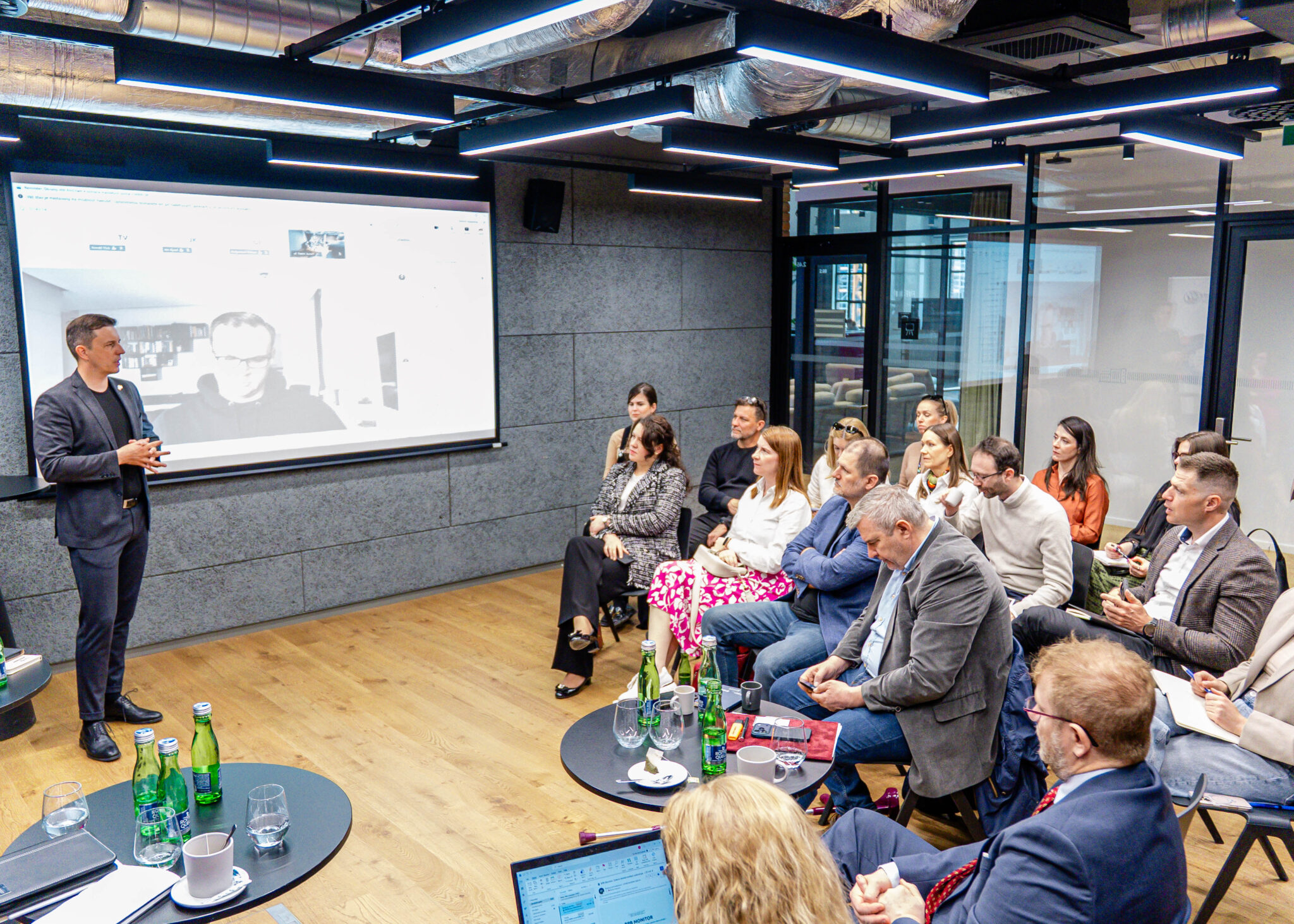 Splnomocnenec vlády SR pre umelú inteligenciu rokoval o ochrane maloletých v online priestore