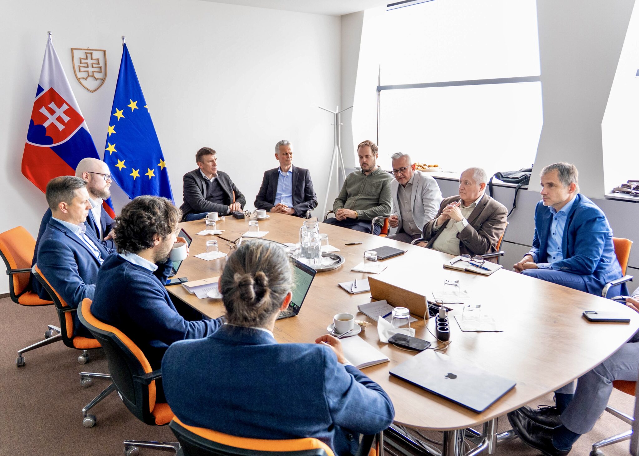 Splnomocnenec vlády SR pre umelú inteligenciu spoločne s Mistral AI prediskutoval možnosti testovania AI agentov v štátnej správe