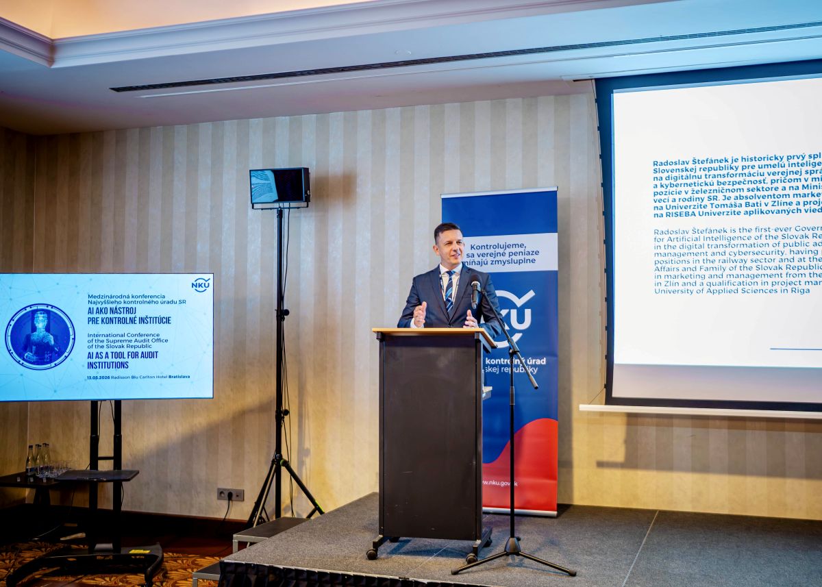 Splnomocnenec pre AI Štefánek na konferencii NKÚ: Umelá inteligencia má posilniť kontrolu verejných financií, nie nahradiť kontrolórov
