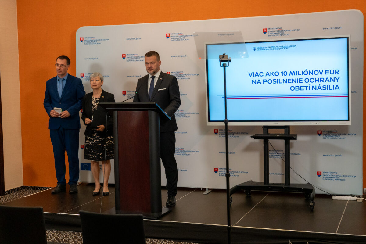 Pomoc musí prísť včas: MIRRI SR vyčlenilo viac ako 10 miliónov eur na ochranu žien a obetí násilia